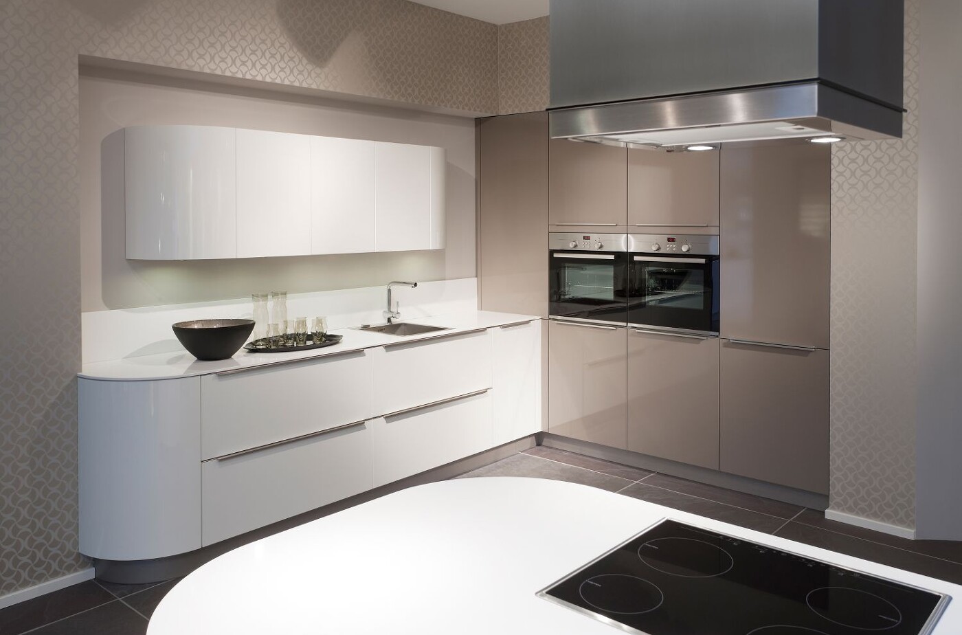 Aufs Bild klicken und die Hochglanzküche größer sehen! Aufs Bild klicken und die Hochglanzküche größer sehen!