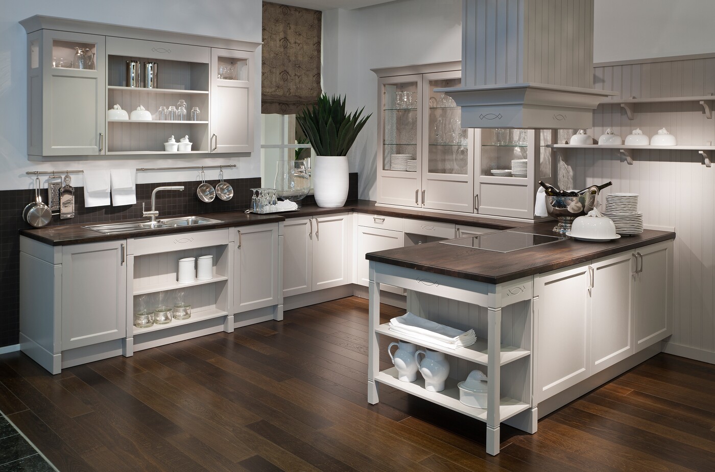 Weiße Wandpaneelen sind charakteristisch für den amerikanischen Country oder Beachhouse Style. Weiße Wandpaneelen sind charakteristisch für den amerikanischen Country oder Beachhouse Style.