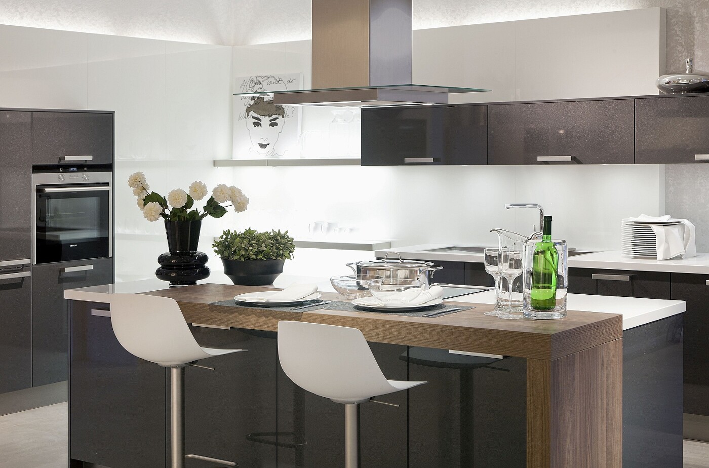 Elegante Inselküche für mindestens 15 Quadratmeter Elegante Inselküche für mindestens 15 Quadratmeter