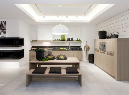 Puristische Wohnküche mit sägerauer Eichenfront Puristische Wohnküche mit sägerauer Eichenfront