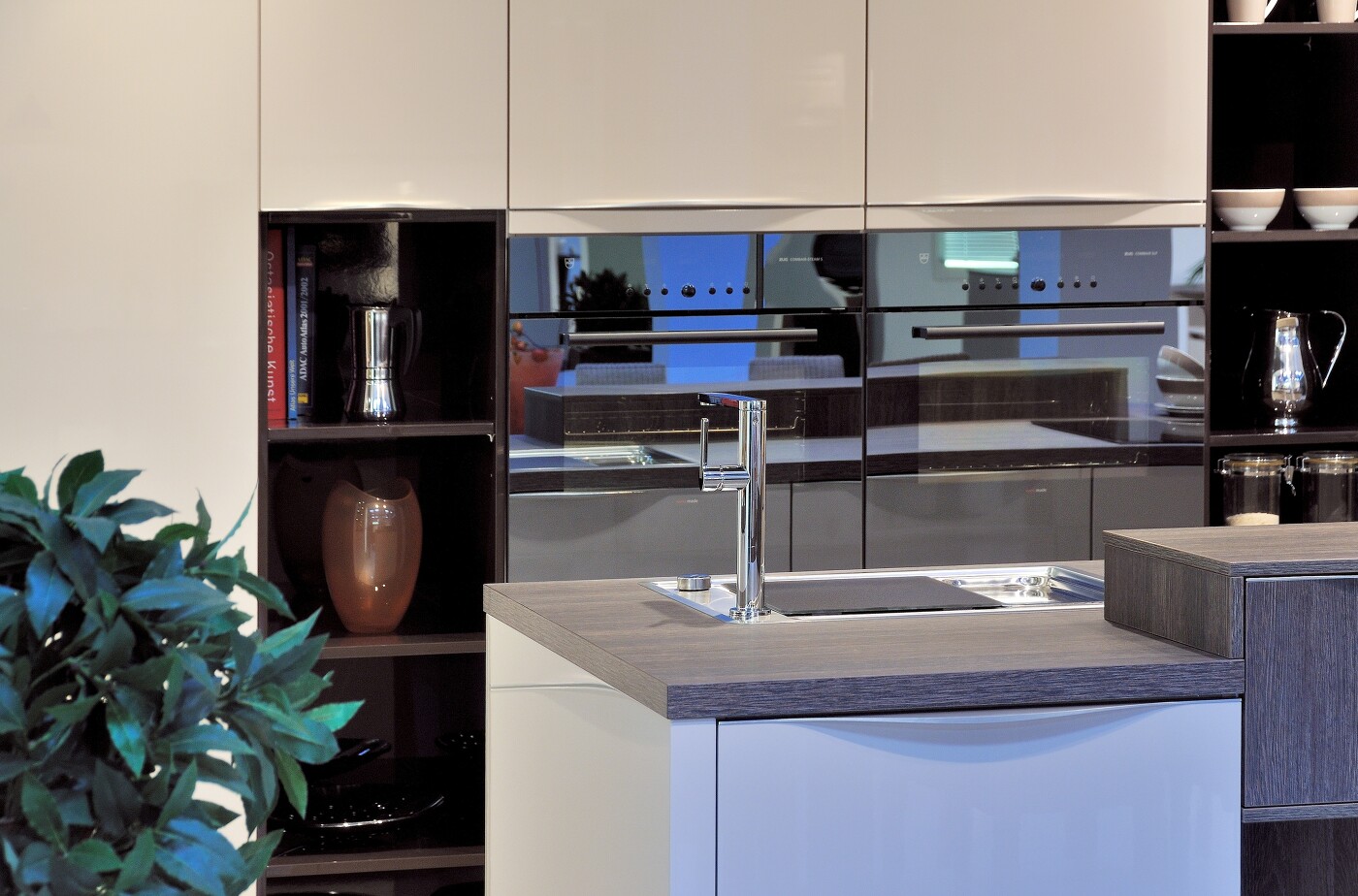 Ergonomisch eingebaute Geräte mit Spiegelglasfronten Ergonomisch eingebaute Geräte mit Spiegelglasfronten