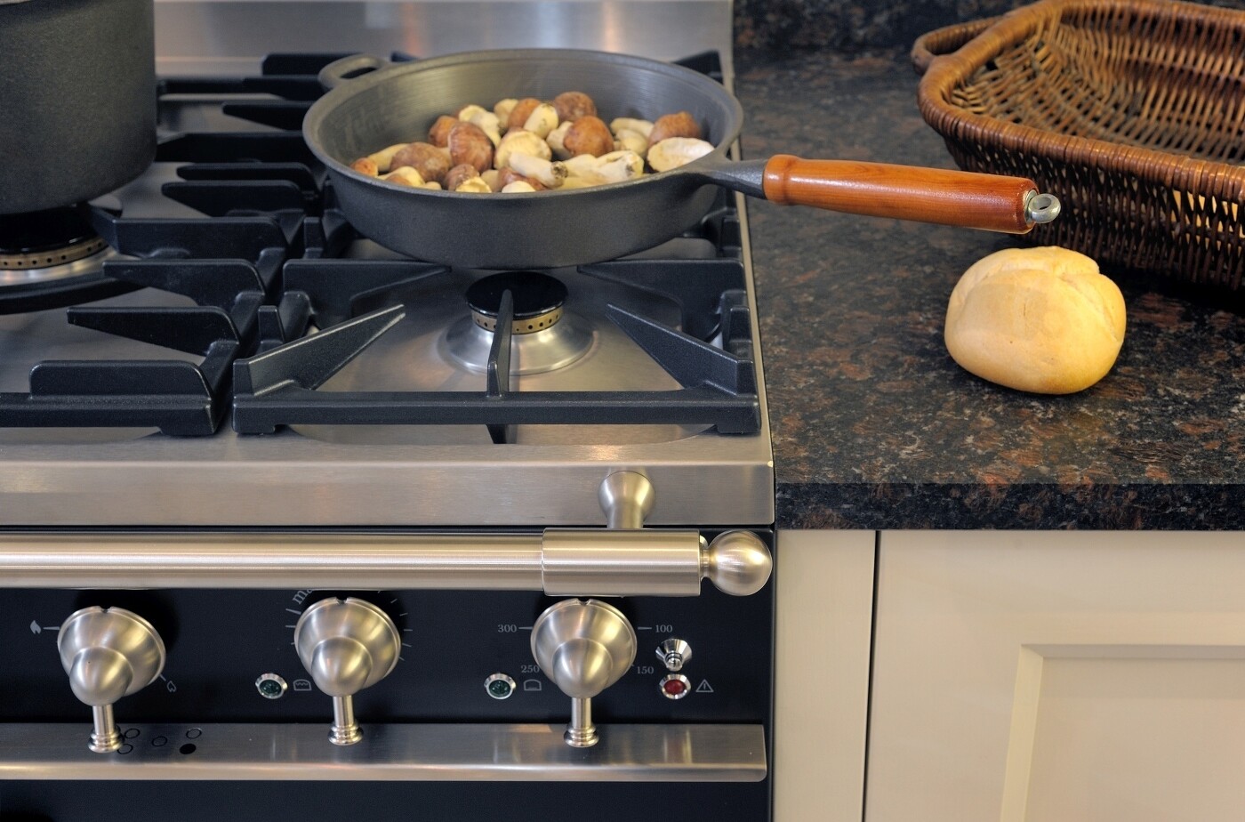 Moderne Herde besitzen eine Inbetriebnahmesperre. So schützen Sie Kinder davor, sich unbeabsichtigt weh zu tun. Moderne Herde besitzen eine Inbetriebnahmesperre. So schützen Sie Kinder davor, sich unbeabsichtigt weh zu tun.