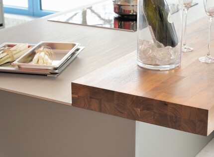 Edles Massivholz, stabgeleimt, als schicker Thekenaufsatz in der Küche Edles Massivholz, stabgeleimt, als schicker Thekenaufsatz in der Küche