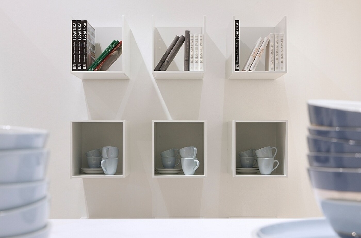 Das Würfelregal passt auch in die Küche  – oben geschlossen, wenn nichts verstauben soll, oder offen für besonders große Kochbücher. Das Würfelregal passt auch in die Küche  – oben geschlossen, wenn nichts verstauben soll, oder offen für besonders große Kochbücher.