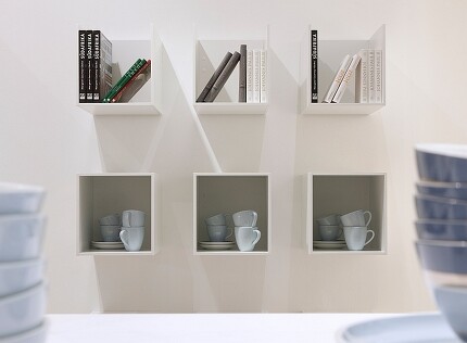 Das Würfelregal passt auch in die Küche  – oben geschlossen, wenn nichts verstauben soll, oder offen für besonders große Kochbücher. Das Würfelregal passt auch in die Küche  – oben geschlossen, wenn nichts verstauben soll, oder offen für besonders große Kochbücher.