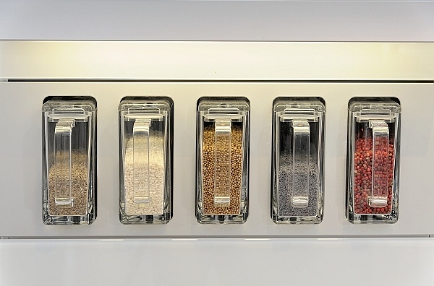 Praktische Vorratsbehälter, griffbereit und transparent zum Einbau in Ihrer Küche Praktische Vorratsbehälter, griffbereit und transparent zum Einbau in Ihrer Küche