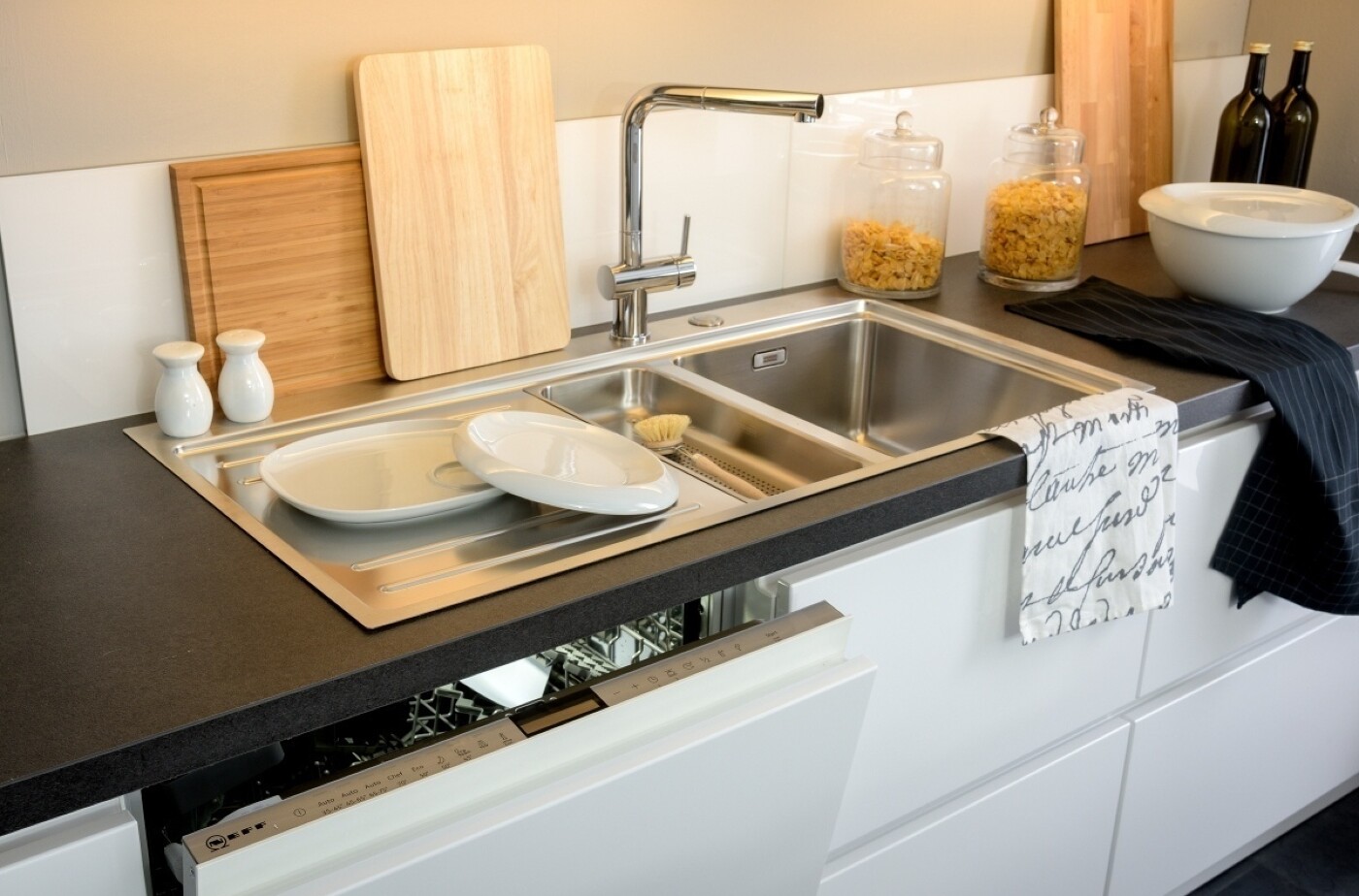 Vollintegrierter Geschirrspüler in der grifflosen Küche: Eine nach hinten abgeschrägte Frontkante sorgt für guten Griff und nicht sichtbare Fingerabdrücke.  Vollintegrierter Geschirrspüler in der grifflosen Küche: Eine nach hinten abgeschrägte Frontkante sorgt für guten Griff und nicht sichtbare Fingerabdrücke.