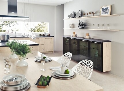 Diese helle moderne Wohnküche (Ballerina) kontrastiert toll mit dem schwebenden Highboard-Glasvitrinenschrank Diese helle moderne Wohnküche (Ballerina) kontrastiert toll mit dem schwebenden Highboard-Glasvitrinenschrank