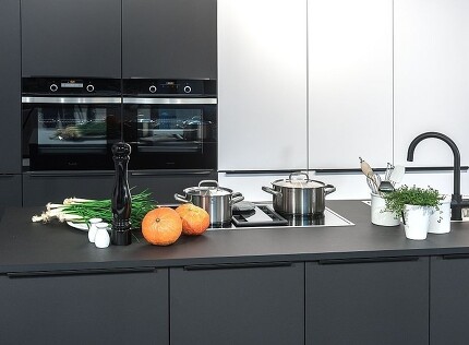 Matt lackierte Küchenfronten machen sich in weißer und dunkler Ausführung gut! Matt lackierte Küchenfronten machen sich in weißer und dunkler Ausführung gut!