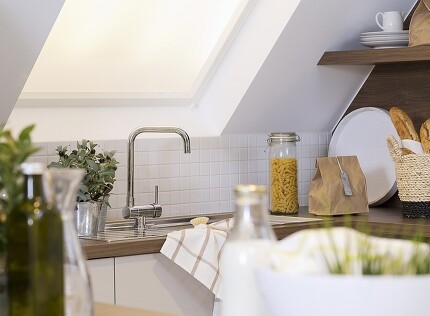 Normalerweise heißt es bei der Küchenplanung: Spüle nicht am Fenster. In diesem Beispiel passt sie jedoch perfekt. Normalerweise heißt es bei der Küchenplanung: Spüle nicht am Fenster. In diesem Beispiel passt sie jedoch perfekt.