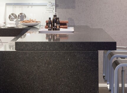 Obacht: Naturstein verträgt keine kalklösenden Reinigungsmittel wie bspw. Essig! Obacht: Naturstein verträgt keine kalklösenden Reinigungsmittel wie bspw. Essig!